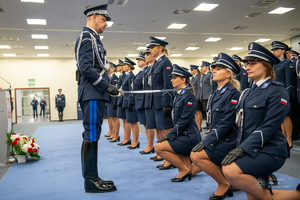 zdjęcie kolorowe: uroczysta promocja 100 absolwentów Akademii Policji w Szczytnie na pierwszy stopień w korpusie oficerów młodszych Policji