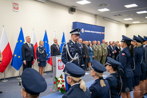 zdjęcie kolorowe: uroczysta promocja 100 absolwentów Akademii Policji w Szczytnie na pierwszy stopień w korpusie oficerów młodszych Policji