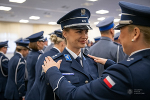 zdjęcie kolorowe: uroczysta promocja 100 absolwentów Akademii Policji w Szczytnie na pierwszy stopień w korpusie oficerów młodszych Policji