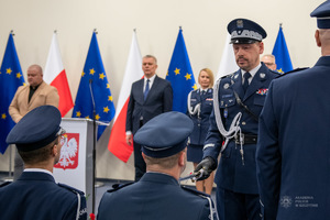 zdjęcie kolorowe: uroczysta promocja 100 absolwentów Akademii Policji w Szczytnie na pierwszy stopień w korpusie oficerów młodszych Policji