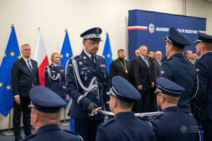 zdjęcie kolorowe: uroczysta promocja 100 absolwentów Akademii Policji w Szczytnie na pierwszy stopień w korpusie oficerów młodszych Policji