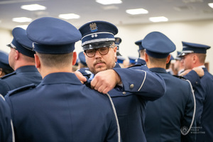 zdjęcie kolorowe: uroczysta promocja 100 absolwentów Akademii Policji w Szczytnie na pierwszy stopień w korpusie oficerów młodszych Policji