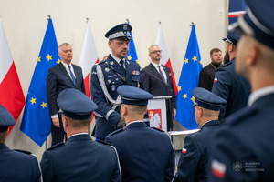 zdjęcie kolorowe: uroczysta promocja 100 absolwentów Akademii Policji w Szczytnie na pierwszy stopień w korpusie oficerów młodszych Policji