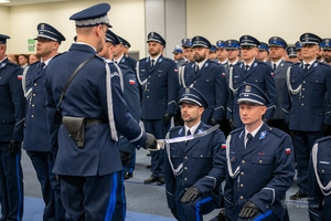 zdjęcie kolorowe: uroczysta promocja 100 absolwentów Akademii Policji w Szczytnie na pierwszy stopień w korpusie oficerów młodszych Policji