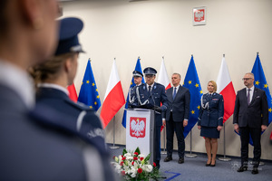 zdjęcie kolorowe: uroczysta promocja 100 absolwentów Akademii Policji w Szczytnie na pierwszy stopień w korpusie oficerów młodszych Policji