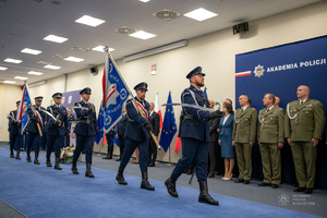 zdjęcie kolorowe: uroczysta promocja 100 absolwentów Akademii Policji w Szczytnie na pierwszy stopień w korpusie oficerów młodszych Policji