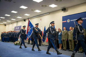 zdjęcie kolorowe: uroczysta promocja 100 absolwentów Akademii Policji w Szczytnie na pierwszy stopień w korpusie oficerów młodszych Policji