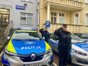 Zdjęcie przedstawia policjantów oddających honor.