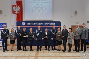 zdjęcie kolorowe: uroczyste zakończenie obchodów 25-lecia istnienia Szkoły Policji w Katowicach