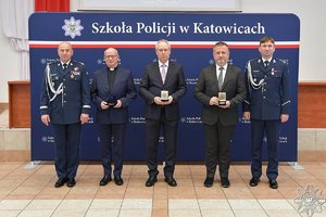 zdjęcie kolorowe: uroczyste zakończenie obchodów 25-lecia istnienia Szkoły Policji w Katowicach