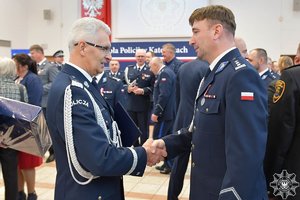 zdjęcie kolorowe: uroczyste zakończenie obchodów 25-lecia istnienia Szkoły Policji w Katowicach