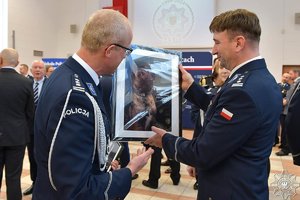 zdjęcie kolorowe: uroczyste zakończenie obchodów 25-lecia istnienia Szkoły Policji w Katowicach