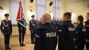 Zdjęcie przedstawia policjantów w trakcie uroczystej zbiórki.