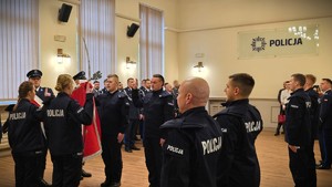 Zdjęcie przedstawia policjantów w trakcie uroczystej zbiórki.