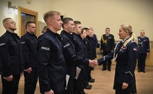 Zdjęcie przedstawia policjantów w trakcie uroczystej zbiórki.