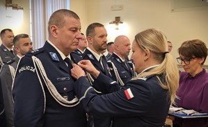 Zdjęcie przedstawia policjantów w trakcie uroczystej zbiórki.