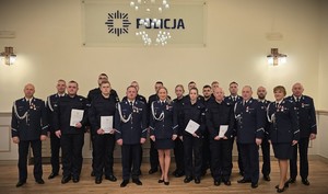 Zdjęcie przedstawia policjantów po ślubowaniu.