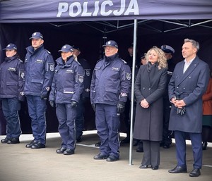 Zdjęcie przedstawia policjantów stojących pod namiotem.