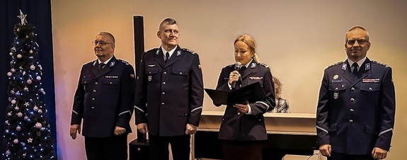 zdjęcie kolorowe: Komendant Wojewódzki Policji w Opolu insp. Magdalena Nguyen-Fudala wraz z I zastępcą insp. Krzysztofem Buchałą oraz zastępcami: insp. Remigiuszem Sawickim i insp. Zbigniewem Stanowskim