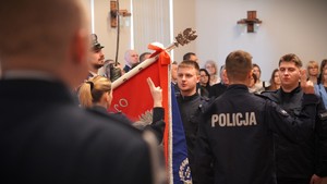 Zdjęcie przedstawia ślubujących policjantów.