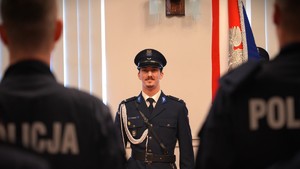 Zdjęcie przedstawia policjanta w czapce.