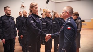 Zdjęcie przedstawia policjanta, który ściska dłoń kobiecie.