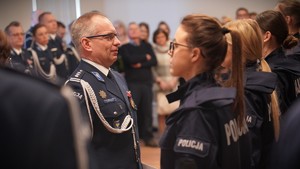 Zdjęcie przedstawia policjantów stojących w szeregu.