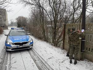 Policjant z żołnierzami WOTu.