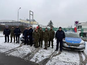 Policjant z żołnierzami WOTu.