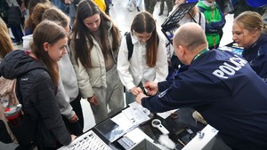 Stanowisko policyjne  podczas targów edukacyjnych.