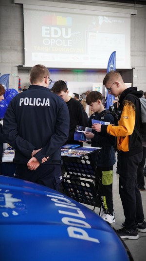 Stanowisko policyjne  podczas targów edukacyjnych.