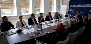 ludzie biorący udział w spotkaniu podczas obrad