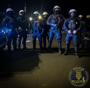 zdjęcie kolorowe: policjanci samodzielnego pododdziału prewencji policji w Opolu