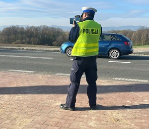 policjant z radarem do pomiaru prędkości
