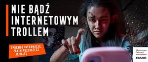zdjęcie kolorowe: plakat informujący o kampanii Ministerstwa Cyfryzacji i NASK