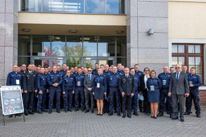 zdjęcie kolorowe: uczestnicy seminarium naukowo-praktyczne nt.: „Współdziałanie służb podległych MSWiA oraz podmiotów pozapolicyjnych w sytuacjach kryzysowych”.