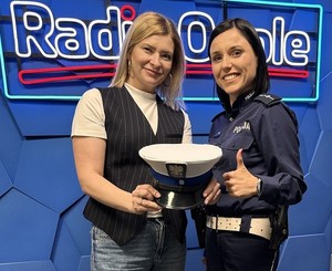 zdjęcie kolorowe: mł. asp. Justyna Woźniak i redaktor Magdalena Szybińska
