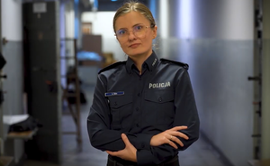 policjantka stojąca na tle aresztu policyjnego