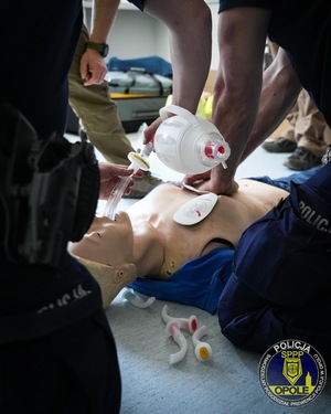 zdjęcie kolorowe: opolscy policjanci podczas szkolenia z udzielania pierwszej pomocy