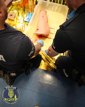 zdjęcie kolorowe: opolscy policjanci podczas szkolenia z udzielania pierwszej pomocy