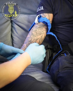 zdjęcie kolorowe: opolscy policjanci podczas szkolenia z udzielania pierwszej pomocy