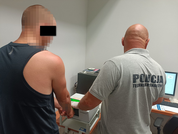 zdjęcie kolorowe: zatrzymany nastolatek podczas daktyloskopii