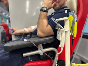 policjanci oddają honorowo krew