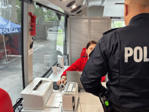 policjanci oddają honorowo krew