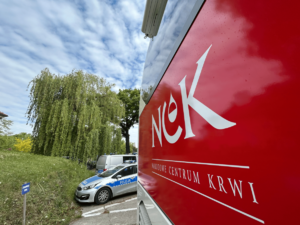policjanci oddają honorowo krew