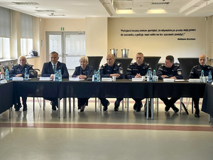 zdjęcie kolorowe: policjanci uczestniczący w spotkaniu w sprawie utworzenia Szkoły Policji Ruchu Drogowego w Sieradzu