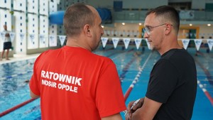 policjanci z ogniwa wodnego podczas egzaminu na pływalni