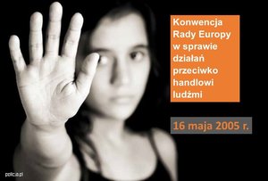 zdjęcie kolorowe: plakat informujący o 20. rocznicy sporządzenia Konwencji Rady Europy w sprawie działań przeciwko handlowi ludźmi
