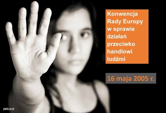 zdjęcie kolorowe: plakat informujący o 20. rocznicy sporządzenia Konwencji Rady Europy w sprawie działań przeciwko handlowi ludźmi