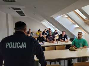 zdjęcie kolorowe: nadkomisarz Szymon Wideł podczas prelekcji ze studentami